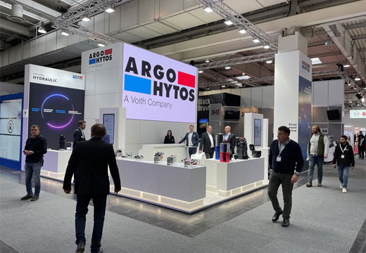 ARGO-HYTOS Messestand auf Fachmesse, mit Logo, Besuchern und modularen Präsentationsinseln.
