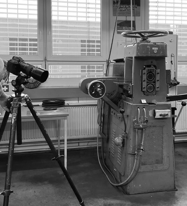 Aufbau der Kamera neben einer Maschine