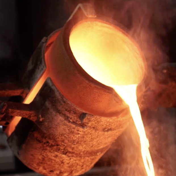 Flüssiges Metall, das gegossen wird