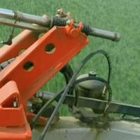 Ausscnitt einer landwirtschaftlichen Maschine, die über ein Feld fährt
