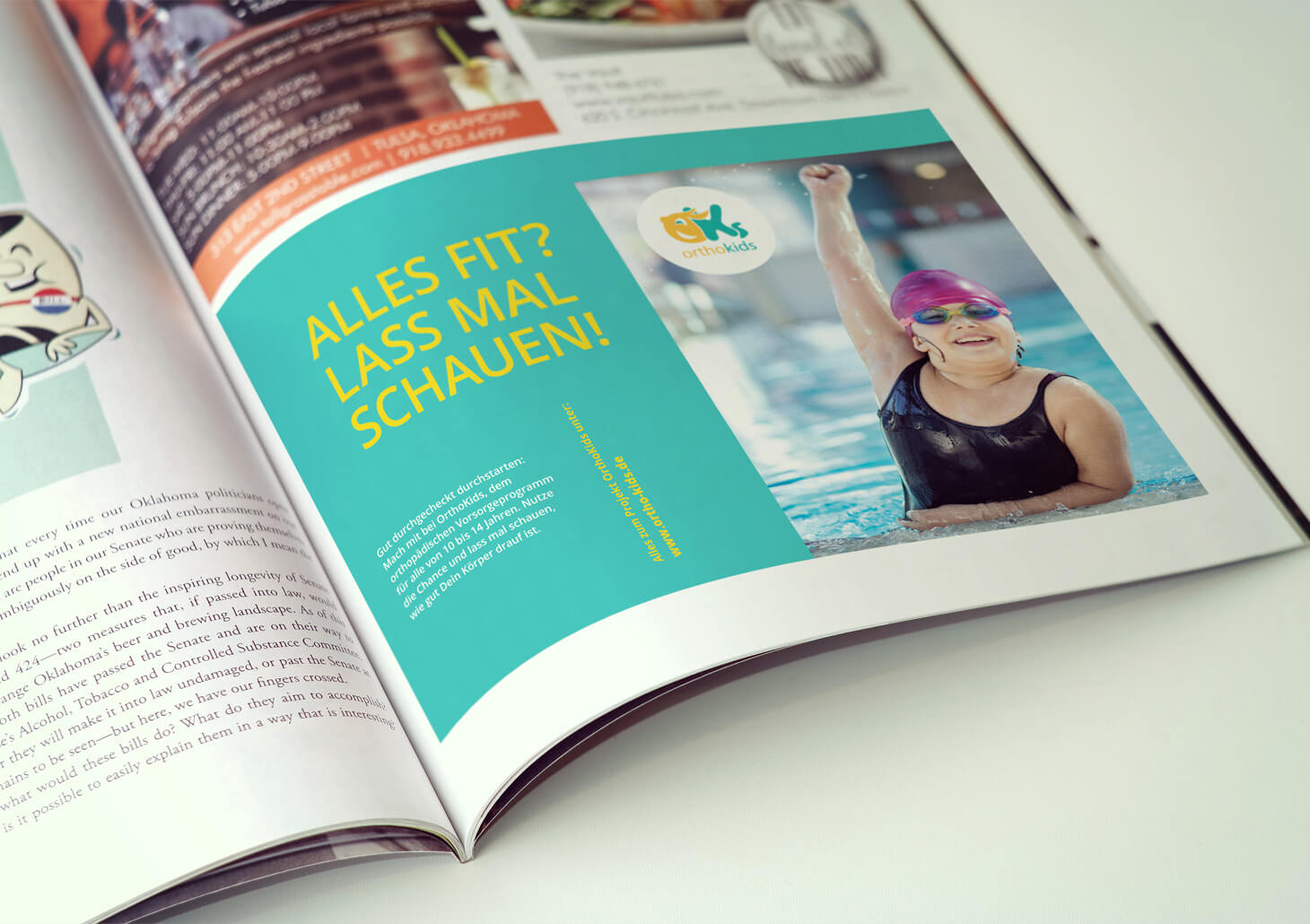 Zeitungsanzeige mit türkisfarbenem Hintergrund, gelbem Slogantext und Foto eines jubelnden Kindes in einem Schwimmbecken.