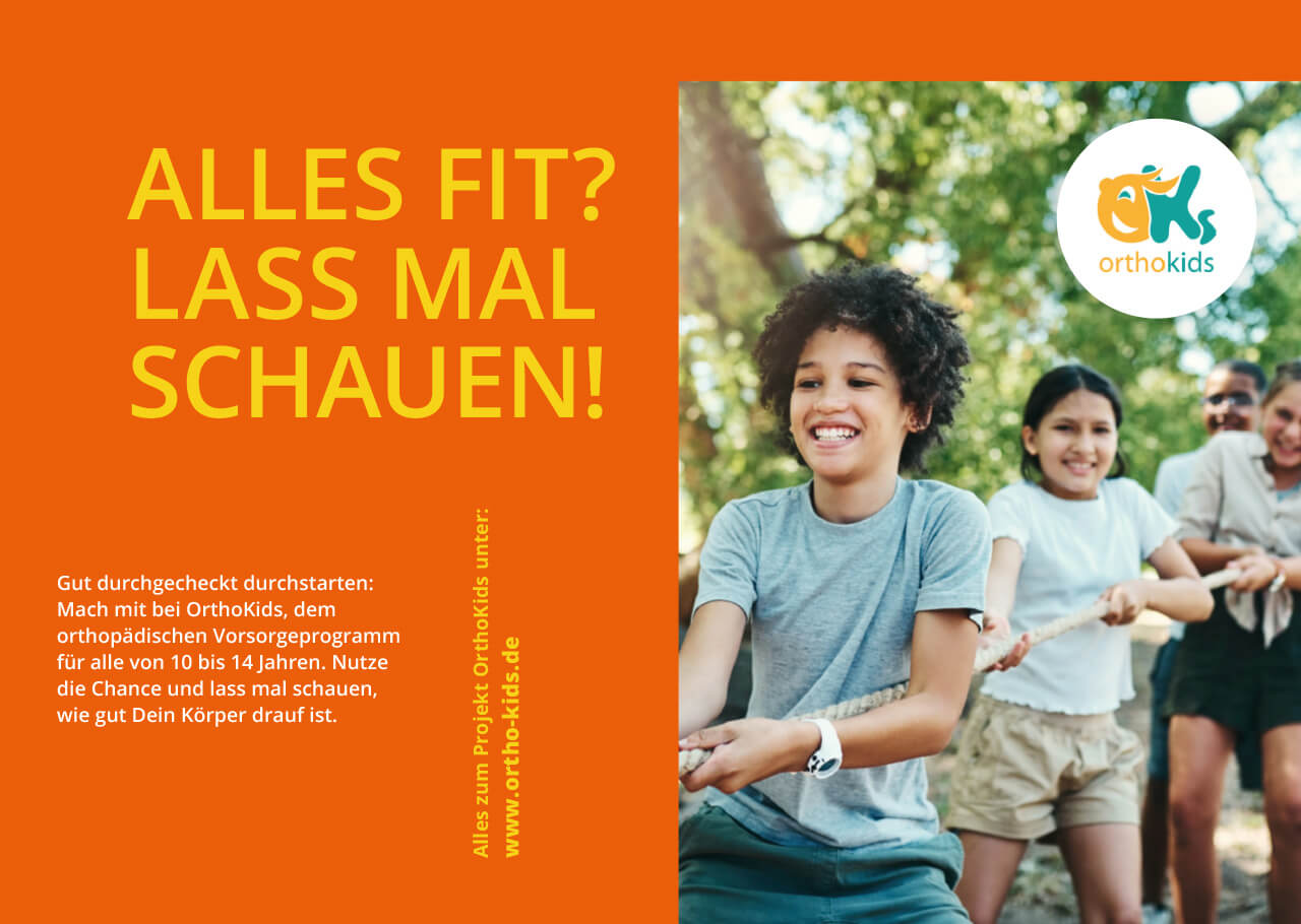 Printanzeige mit Aufteilung in Foto und Text, rechte Seite zeigt Kinder beim Tauziehen, linke Seite mit Slogan „Alles fit? Lass mal schauen!“ auf orangenem Hintergrund.