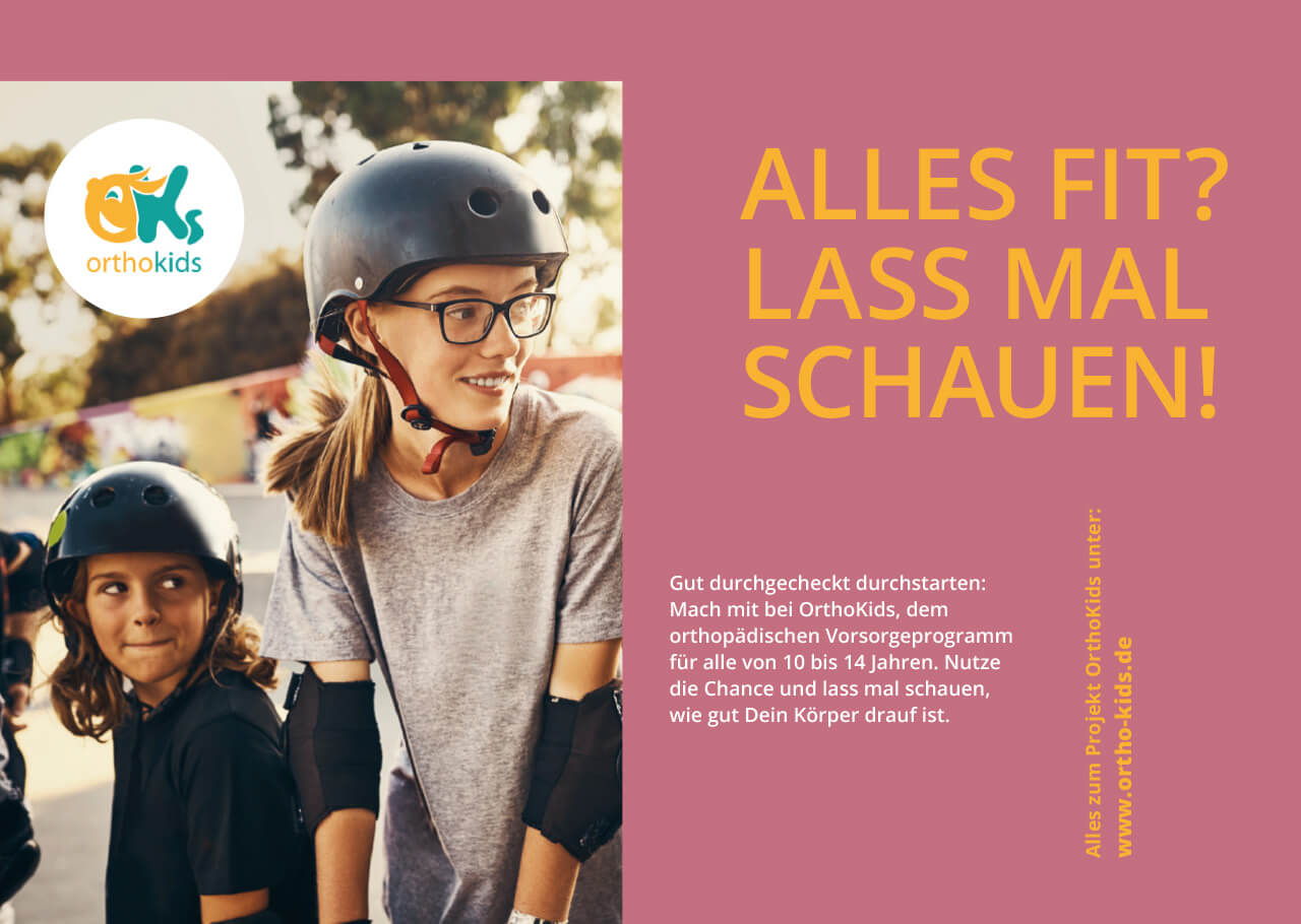 Printanzeige mit Aufteilung in Foto und Text, linke Seite zeigt zwei Kinder mit Helmen und Schutzausrüstung, rechte Seite mit Slogan auf altrosa Hintergrund.