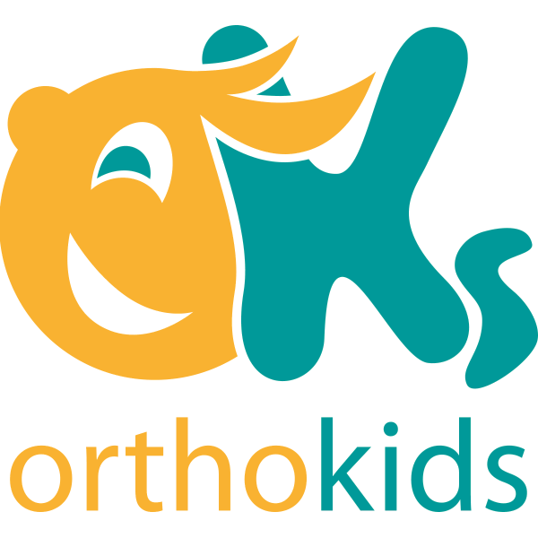 Logo von OrthoKids mit stilisiertem Kindergesicht in Orange und türkisfarbenem Schriftzug „orthokids“, das zwinkert.