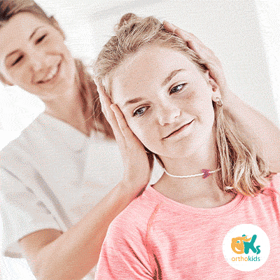 GIF-Animation einer Untersuchungsszene: Eine medizinische Fachkraft überprüft sanft die Nackenbeweglichkeit eines Mädchens in rosa Shirt, unten rechts das OrthoKids-Logo.