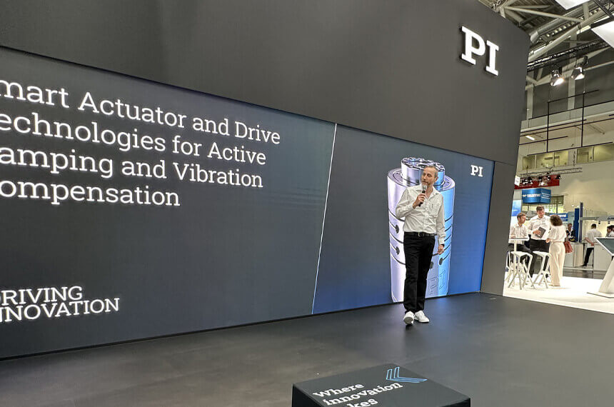 Vortrag vor einer LED-Wand auf dem Messestand