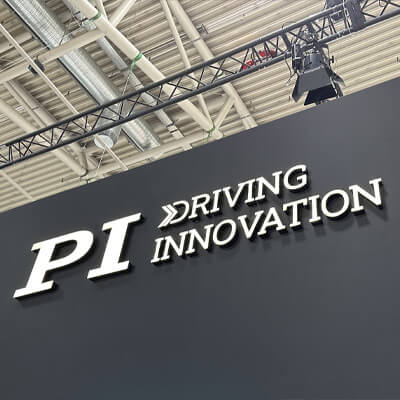 PI Driving Innovation Logo als LEDs auf schwarzer Wand
