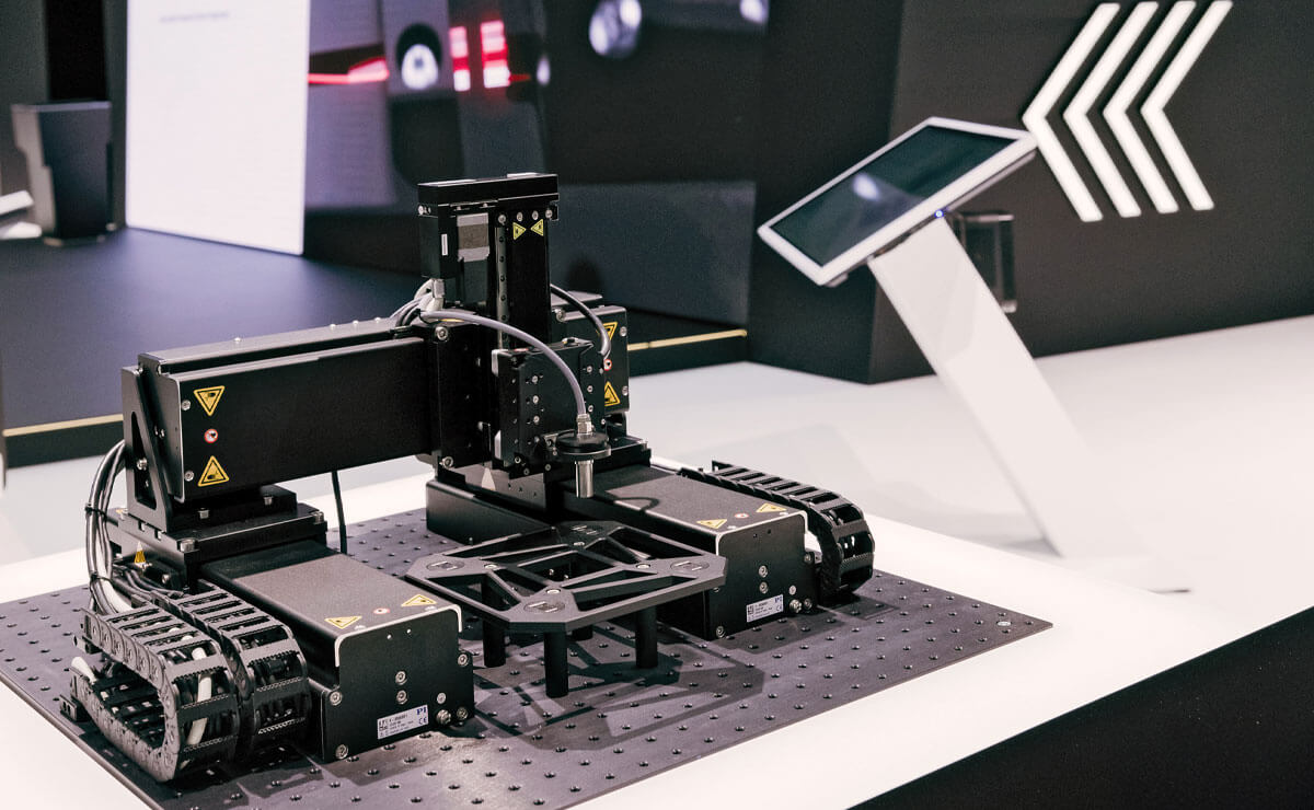 Exponat industrielle Präzisionsmaschine mit modernem Design
