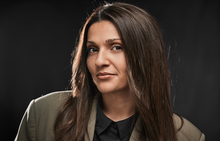 Ansprechpartnerin Edona Morina, die aufmerksam in die Kamera schaut