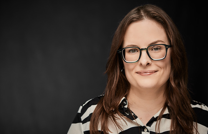 Ansprechpartnerin Julia Bielefeld, die ruhig und freundlich in die Kamera lächelt.