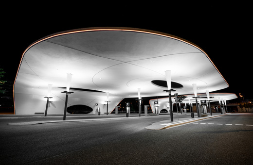 Futuristisch wirkender, beleuchteter Busbahnhof Pforzheim bei Nacht.