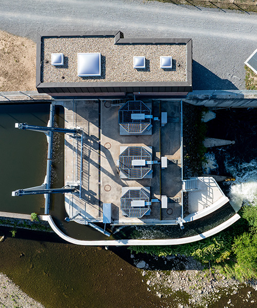 Draufsicht auf Turbinenbereich eines Wasserkraftwerks am Fluss.