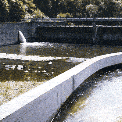 Fischtreppe an einem Flusswehr mit fließendem Wasser