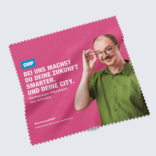 SWP-Brillenputztuch mit Slogan „Bei uns machst du deine Zukunft smarter.“ und Mann mit Brille