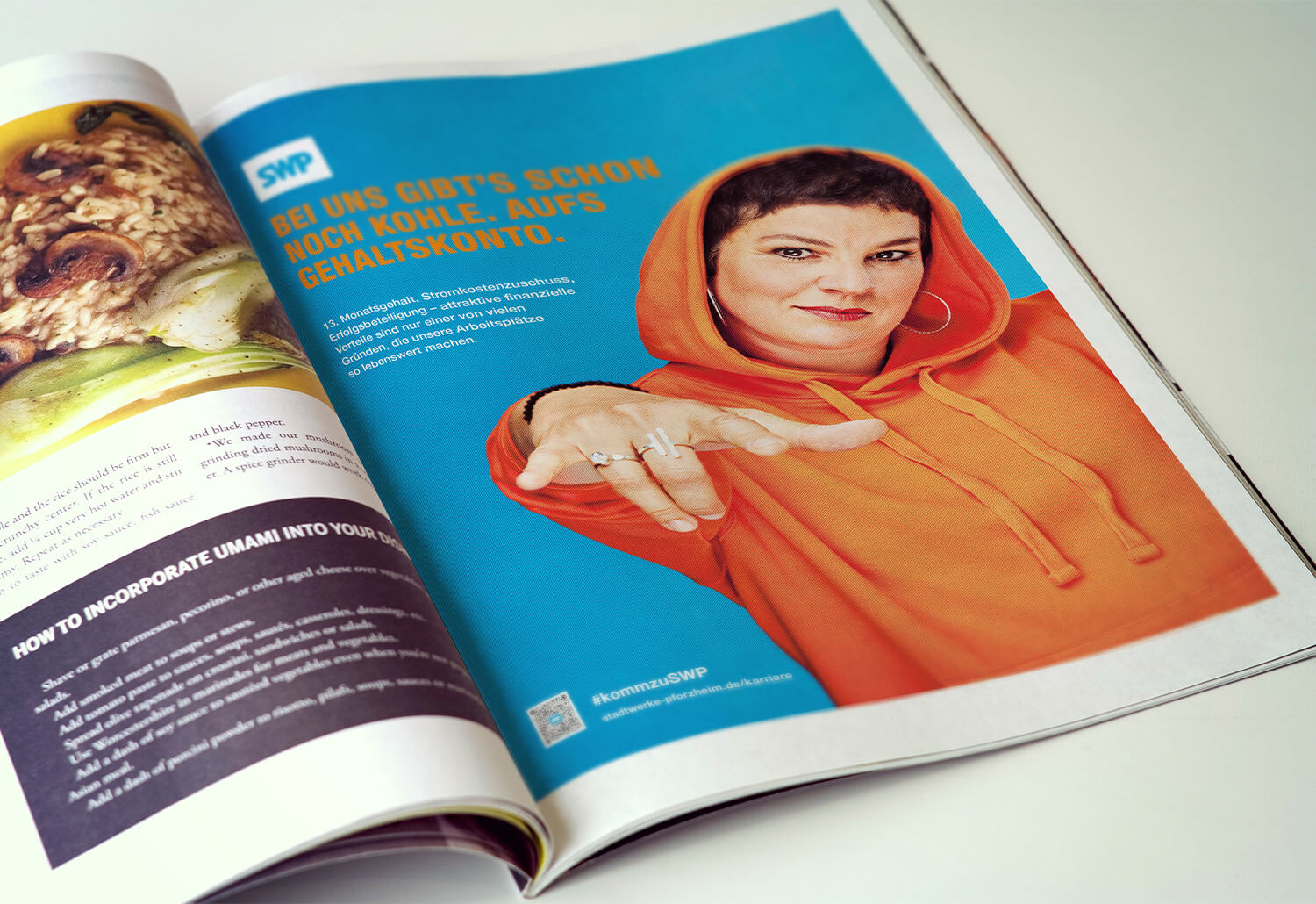 Anzeige mit Kampagnen-Slogan „Bei uns gibt’s schon noch Kohle. Aufs Gehaltskonto.“ und Frau in orangem Hoodie mit Geste.
