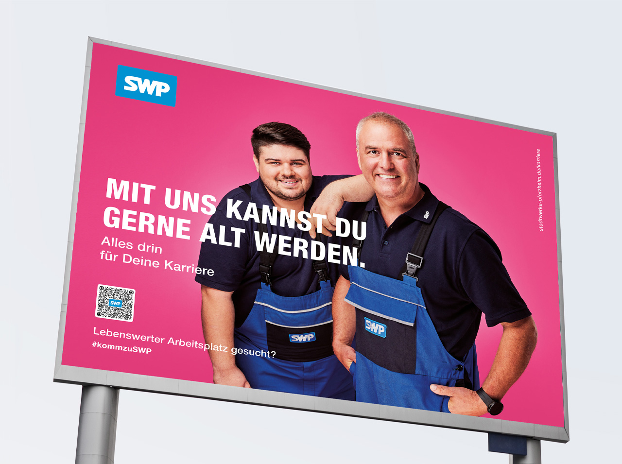 Megalight mit einem jungen und einem älteren Mann in SWP-Arbeitskleidung auf pinkfarbenem Hintergrund