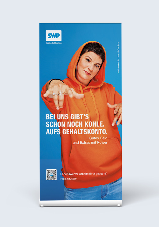 Rollout mit einer Frau im orangen Hoodie vor blauem Hintergrund.