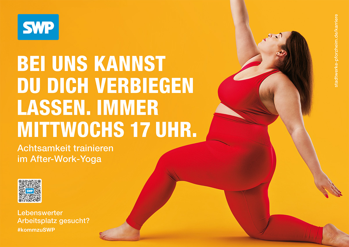 Megalight mit Frau in Yoga-Haltung und dem Slogan „Bei uns kannst du dich verbiegen lassen. Immer mittwochs 17 Uhr. Achtsamkeit trainieren im After-Work-Yoga.“