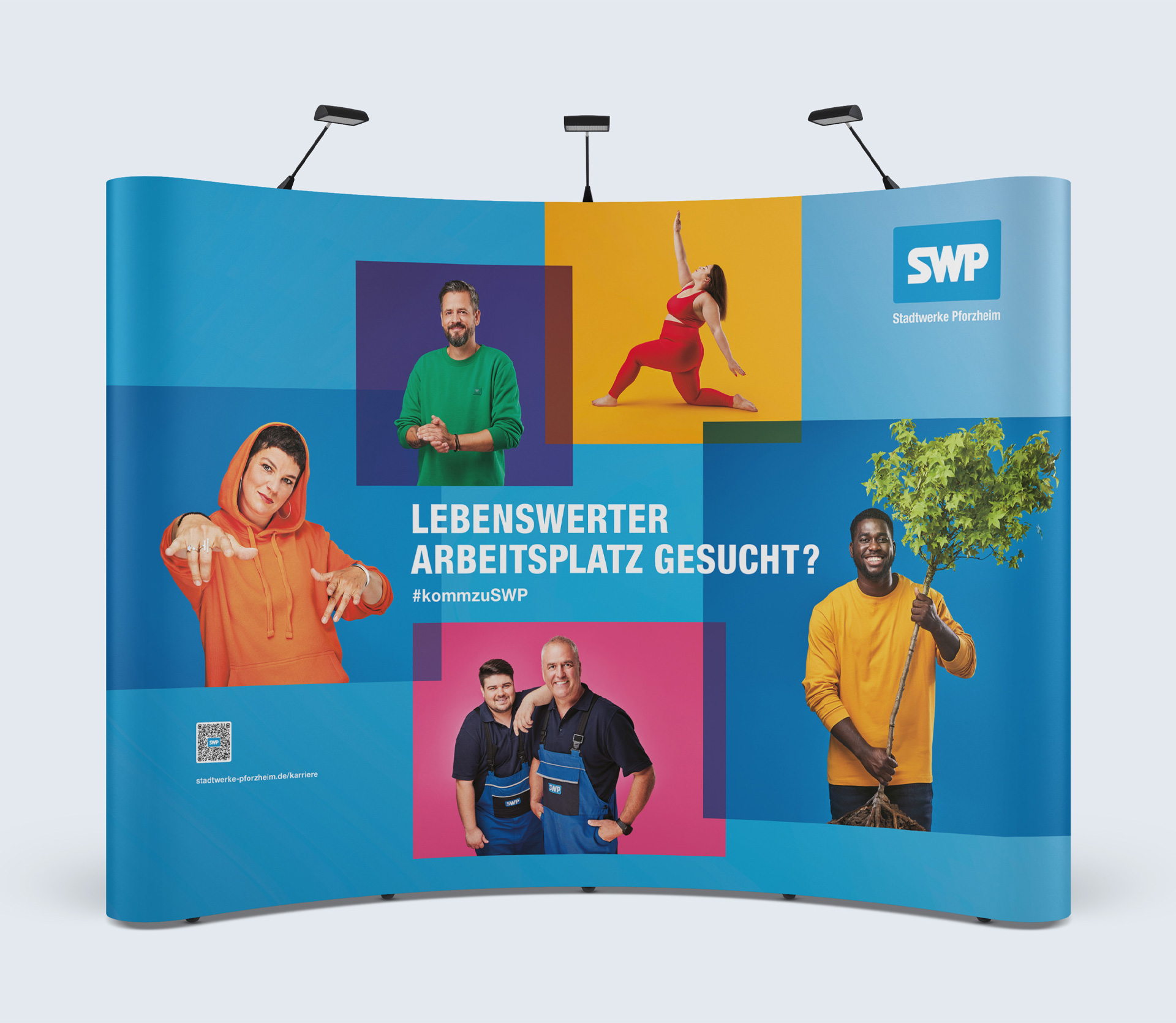 Messewand der SWP mit farbenfrohen Porträts und dem Slogan „Lebenswerter Arbeitsplatz gesucht? #kommzuSWP“.