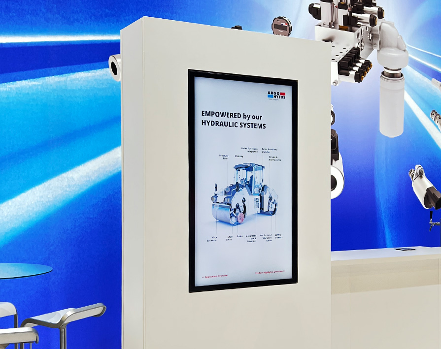 Neutrales Rendering eines modernen Traktors auf weißem Hintergrund